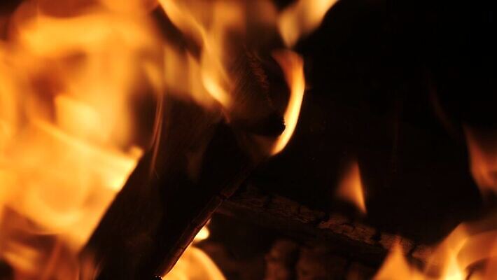 라이프스타일 백그라운드 겨울 거실 오렌지 불꽃 영국 주택 실내 따뜻함 사람없음 내부 목재 빨간색 빛 노란색 검은색 낭만 에너지 뜨거움 휴게실 닫기 연기 편안함 장작 모닥불 난로 버너 시골집 벽난로 통나무 연료 온도 광 여신 용광로 화상 4K MOV 해외동영상 클립영상 나무 계절 유럽 컬러 컨셉 과일 재료 모션 불 건물 생활 감각 상처 난방기 동영상 파일형식