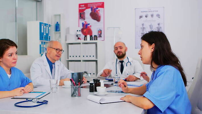 직업 과학 통신 회의 협력 설계 직장 실내 건강 병원 대화 앉기 치료 노트북 컴퓨터 약 건강관리 방 간호사 의사 타이핑 기록 작업 발표 그룹 토론 책상 확인 돌봄 브레인스토밍 4K MOV 해외동영상 클립영상 가구 컨셉 회사 비즈니스 의학 모션 관리 말하기 내부 전자제품 의료진 동영상 파일형식