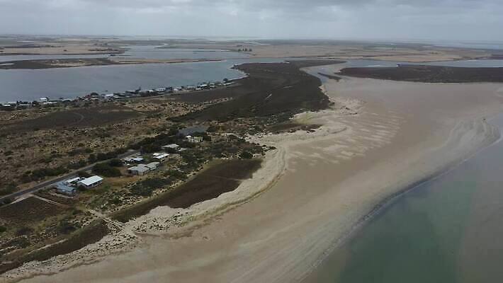 나무 구름 바다 여행 자연 하늘 날씨 주택 안테나 풍경 사람없음 야외 건물 초록색 여름 파란색 강 갈색 환경 회색 콘센트 호주 전기에너지 땅 동영상 드론 주입구 4K MP4 해외동영상 클립영상 자연요소 식물 건축물 계절 컬러 통신 에너지 오세아니아 생태계 파일형식