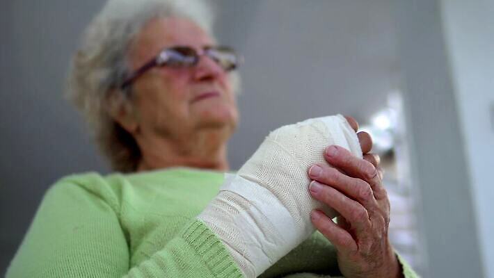 백인 손 여자 할머니 백그라운드 부분 뼈 건강 사람 야외 치료 고통 환자 흰색 질병 장애인 사건 손목 붕대 팔 히스패닉 골절 깨짐 돌봄 석고 정형외과 4K MP4 해외동영상 클립영상 서양인 노년 감정 컬러 컨셉 의학 모션 병원 신체부위 동영상 장애 파일형식