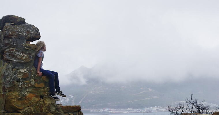 긴머리 여자 초등학생 어린이 벽 건축양식 아프리카 하늘 날씨 산 한명 앉기 야외 건물 캐주얼 금발 안개 시골 남아프리카 케이프타운 산맥 4K 틸트업 MOV 해외동영상 클립영상 1 학생 헤어스타일 건축물 옷 건축 나라 모션 촬영기법 사람 동영상 남아프리카공화국 파일형식