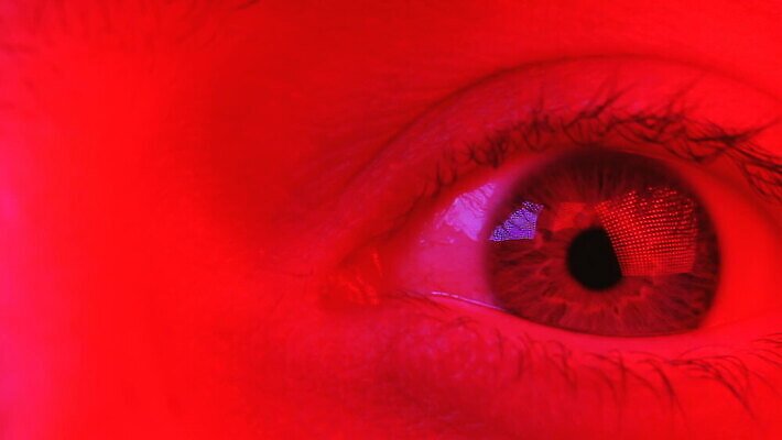 백인 학생 응시 남자 감정 얼굴 스트레스 한명 사람 성인 빨간색 어둠 놀람 표현 오픈 닫기 무서움 눈동자 불안 묘사 고민 공포 비전 충격 위기 호러 MOV 해외동영상 클립영상 서양인 1 시선 컬러 모션 표정 신체부위 눈_신체부위 동영상 파일형식