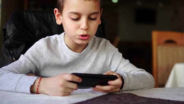 백인 손 응시 남자 얼굴 어린이 인터넷 놀이 모바일 주택 세포 미소 사람 소년 10대 스마트폰 핸드폰 학습 스크린 분노 게임 흰색 표현 잡기 작음 전화기 스마트 부름 동영상 터치스크린 중독자 4K MP4 해외동영상 클립영상 서양인 시선 교육 감정 컬러 컨셉 모션 청소년 표정 건물 신체부위 전자제품 스마트기기 크기 파일형식