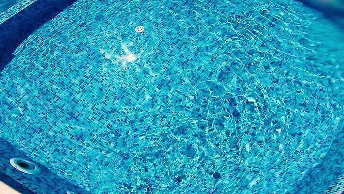 물결 섬 여행 백그라운드 패턴 자연 표면 휴가 안테나 사람없음 가로 물 여름 파란색 빛 태양 반사 맑음 수영 젖음 투명 액체 고급 당구 휴양지 질감 장면 내추럴 깊이 잔물결 파라다이스 비어있는 4K MP4 해외동영상 클립영상 자연요소 계절 컬러 컨셉 무늬 통신 날씨 구기 장소 수상스포츠 생태계 동영상 파일형식