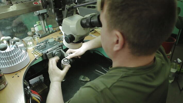 직업 손 디자인 벤치 손가락 노동자 창조 미술 한명 사람 빛 상점 금속 장비 바위 공구 반지 잡기 업무 작업실 황금 고급 수리 제조 보석 만들기 다이아몬드 고정 닦기 공예가 그런지 백금 MOV 해외동영상 클립영상 1 컨셉 의자 장신구 모션 재질 문화예술 신체부위 돌_바위 도구 작업 광석 동영상 파일형식