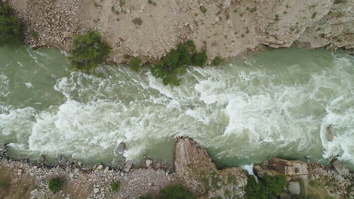 나무 아시아 여행 자연 산 안테나 사람없음 야외 세로 물 강 환경 봄 폭포 흐름 개울 급류 떨어짐 속도 드론 키르기스스탄 4K 설정숏 MOV 해외동영상 클립영상 자연요소 식물 계절 나라 컨셉 통신 촬영기법 생태계 동영상 중앙아시아 파일형식