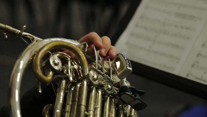 직업 손 음악 손가락 놀이 바람 뿔 미술 한명 이벤트 빛 금속 소리 콘서트 공연 연주자 음악가 기구 악단 클래식 묘사 예술가 트럼펫 재즈 프랑스어 오케스트라 교향곡 놋쇠 뮤지컬 MOV 해외동영상 클립영상 자연요소 문자 1 컨셉 재질 날씨 문화예술 사람 신체부위 금관악기 동영상 파일형식