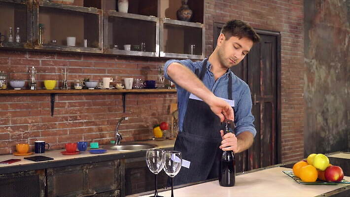 라이프스타일 남자 음료 2 와인잔 데이트 관계 남편 아파트 주택 기념 실내 한명 이벤트 성인 파티 주방 와인 저녁식사 앞치마 낭만 마시기 축하 알코올 잡기 오픈 날짜 플랫 붓기 우아함 저녁 준비 잔치 회전 와인오프너 텀블러 4K MOV 해외동영상 클립영상 1 컨셉 술잔 모션 주류 사람 내부 건물 생활 컵 식사 야간 동영상 병따개 파일형식