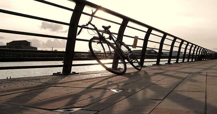 실루엣 영국 사람없음 야외 빛 강 반사 자전거 기댐 보호 철책 결석 4K MOV 해외동영상 클립영상 유럽 컨셉 모션 촬영기법 바이크 동영상 파일형식