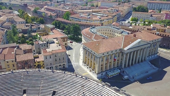 여행 백그라운드 지붕 파노라마 미술 사람없음 옆모습 가로 탑 경기장 이탈리아 콘서트 수확 골동품 발코니 원형 성 중세 역사 재산 옥상 극장 정사각형 광장 슛 장면 지역 궤도 기념물 원형경기장 천연기념물 드론 로마인 베로나 보호구역 옛날 오페라 원형극장 파멸 4K MOV 해외동영상 클립영상 도형 건축물 유럽 뷰포인트 컨셉 농업 스포츠시설 문화예술 촬영기법 인종 금융 공연 동영상 구역 파일형식 소멸