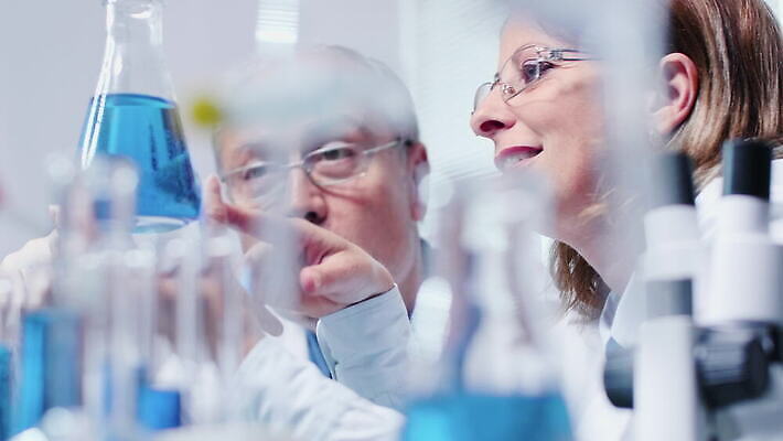 직업 여자 남자 산업 과학 건강 현미경 실험 사람 사람없음 스터디 컴퓨터 약 스크린 장비 의사 코트 업무 작업 그룹 센터 실험실 연구원 과학자 분석 시설 생물학 튜브 공학 발견 조제 개발 돌봄 백신 유전 화학자 4K MOV 해외동영상 클립영상 교육 컨셉 의학 모션 실험기구 전자제품 학습 외투 의료진 만들기 동영상 학자 파일형식