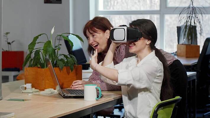 여자 비즈니스 성공 미래 협력 고글 기술 사람 두명 전자제품 사무실 3D 헤드폰 그룹 작업실 계획 사이버 손목시계 동료 하이테크 비전 기어 승진 혁명 가상현실 콜라보레이션 현실 4K MOV 해외동영상 클립영상 시계 음향기기 컨셉 장신구 관계 디지털합성 동영상 파일형식