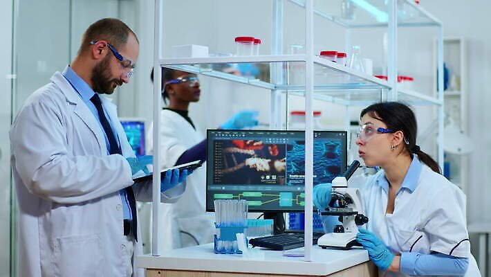 직업 과학 건강 현미경 실험 사람없음 치료 약 검은색 장비 간호사 의사 그룹 엔지니어 실험실 바이러스 보호 질병 생명공학 연구원 과학자 분석 직원 생물학 하이테크 미생물 다민족 혁명 개발 백신 전염병 화학자 코로나바이러스 4K MOV 해외동영상 클립영상 교육 컬러 컨셉 의학 생물 기술 실험기구 의료진 기술자 동영상 학자 파일형식