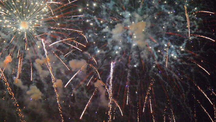 행복 크리스마스 하늘 성공 불 추상 휴가 불꽃 기념 폭죽 불꽃놀이 이벤트 사람없음 빛 컬러풀 파티 축제 기쁨 로켓 축하 야간 폭발 시작 보케 쇼 마법 스카이라인 파열 7월 광 마무리 웅장함 진짜 카운트다운 크리스마스이브 유흥 효과 4K MOV 해외동영상 클립영상 자연요소 기념일 감정 컬러 컨셉 무늬 놀이 날짜 동영상 파일형식