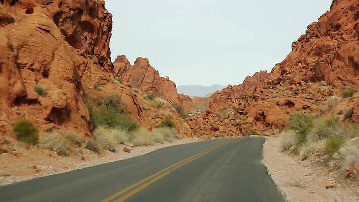 도로 여행 곡선 자동차 유리 산 사람없음 빨간색 갈색 노란색 미국 운전 고속도로 황무지 인도인 웨이브 지역 사암 진홍색 애리조나 루트 방법 아즈텍 오리지널 자동 직진 특별함 불모지 4K MP4 해외동영상 클립영상 외국인 길 선 육상교통 컬러 컨셉 북아메리카 교통시설 모션 재질 동양인 돌_바위 동영상 파일형식