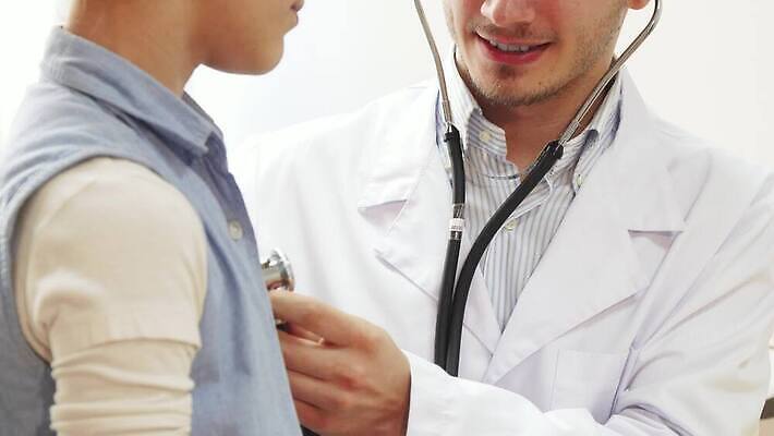 라이프스타일 남자 종이 어린이 상의 가족 청진기 탁자 수염 건강 미소 앉기 두명 사무실 장난감 알약 약 어둠 의사 흰색 가운 혈액 질병 피부 만족 추천 방문 문제 돌봄 조언 치료사 4K MOV 해외동영상 클립영상 직업 옷 감정 컬러 가구 비즈니스 의학 관계 의료기기 모션 표정 사람 생활 신체부위 의료진 동영상 파일형식