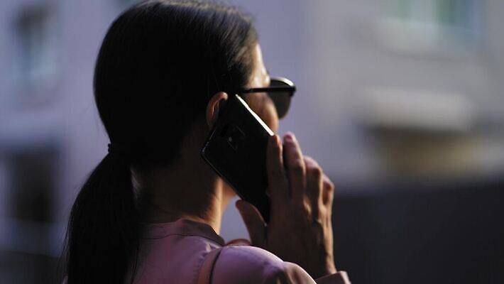 1 여자 아시아 비즈니스 모바일 노동자 갈색머리 말하기 한명 사람 동양인 야외 건물 초록색 스마트폰 도시풍경 사무실 걷기 도시 비즈니스우먼 연결 전화기 스마트 경영자 약속 지역 부름 소통 경영 셀룰러 4K MP4 해외동영상 클립영상 직업 헤어스타일 건축물 나라 컬러 컨셉 모션 인종 풍경 핸드폰 스마트기기 직장인 리더 동영상 파일형식