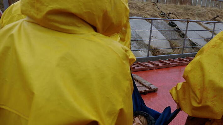 백인 직업 여자 이동 유니폼 날씨 노동자 함께함 사람 성인 노란색 재킷 장비 코트 긴급 업무 예수 구출 보호 구조원 홍수 사건 내추럴 도우미 돌봄 방수 안전요원 재앙 지진 피해자 헬프 4K MOV 해외동영상 클립영상 서양인 옷 컬러 컨셉 모션 외투 피해 작업 도움 신_종교 자연재해 동영상 파일형식