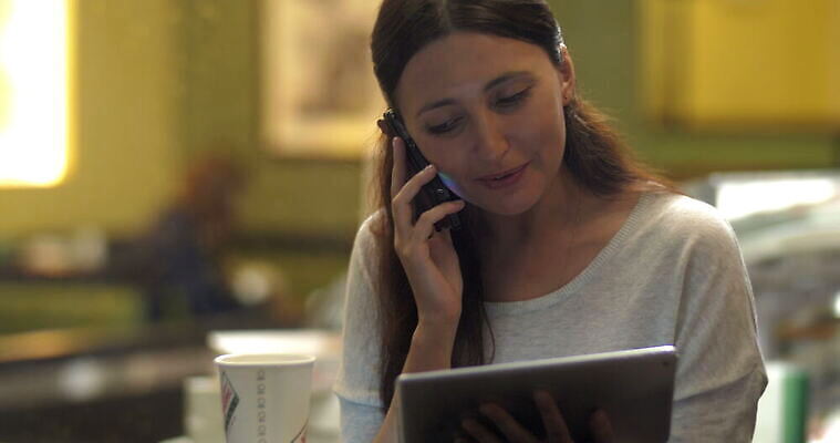 행복 커피 비즈니스 통신 모바일 갈색머리 세포 실내 대화 미소 사람 사람없음 전자제품 스마트폰 핸드폰 컴퓨터 태블릿 터치패드 알약 디지털 카페 차 저녁 휴대용 무선전화기 흥분 바쁨 카페테리아 온라인 일반 패드 터치스크린 4K MOV 해외동영상 클립영상 헤어스타일 감정 음료 표정 말하기 내부 스마트기기 약 상점 야간 전화기 오브젝트 동영상 파일형식