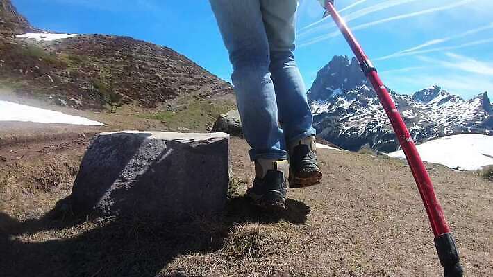 유럽 자연 산 파노라마 한명 풍경 야외 컬러풀 걷기 프랑스 가을 정상 고도 대서양 내추럴 프랑스어 산악지대 랜드마크 전국 절정 하이커 4K MP4 해외동영상 클립영상 문자 1 계절 나라 바다 컬러 여행 모션 촬영기법 사람 생태계 동영상 파일형식
