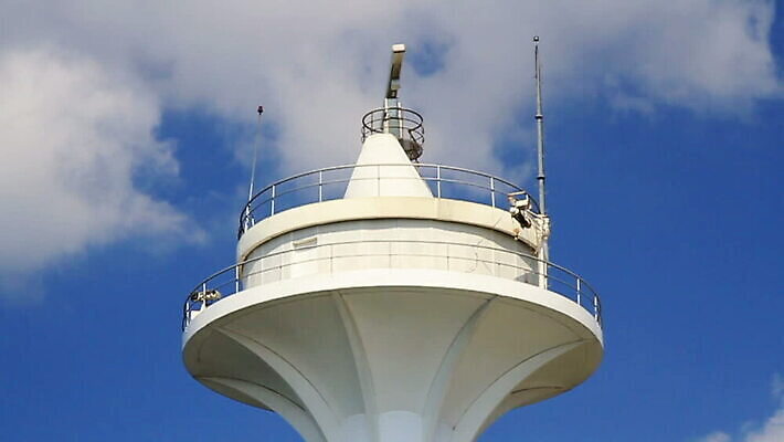 산업 바다 통신 교통시설 하늘 새로움 이스탄불 항해 안테나 안전 사람없음 여름 파란색 머리 탑 장비 인공위성 화물 흰색 보트 닫기 크루즈 서비스 라디오 신호 함선 전자 전염 시스템 네비게이션 단상 레이더 탐지 MOV 해외동영상 클립영상 건축물 계절 컬러 교통 컨셉 배_교통 모션 신체부위 전자제품 운송업 질병 시설 감염 동영상 파일형식 튀르키예