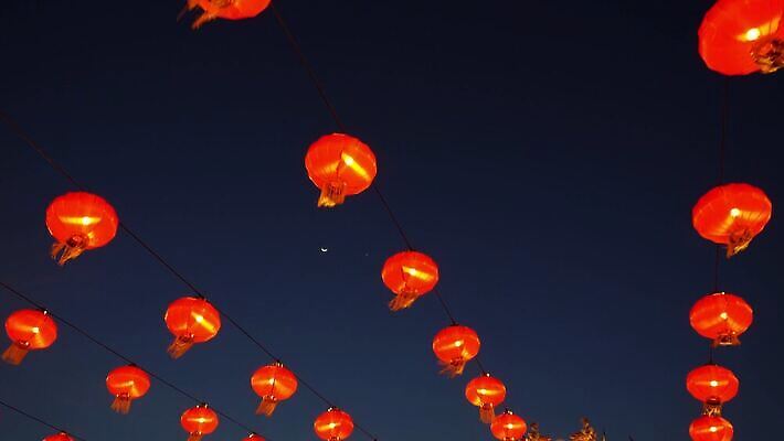 전통 디자인 아시아 문화 건축양식 새해 중국문화 기념 매달리기 동양인 사람없음 장식 빨간색 빛 축제 중국 황혼 등불 축하 도시 사찰 행운 야간 대문 동쪽 빛망울 춘절 4K MOV 해외동영상 클립영상 자연요소 동양문화 명절 건축 나라 컬러 외국문화 컨셉 종교건축 모션 조명 인종 문 일몰 방향 중국전통 동영상 파일형식