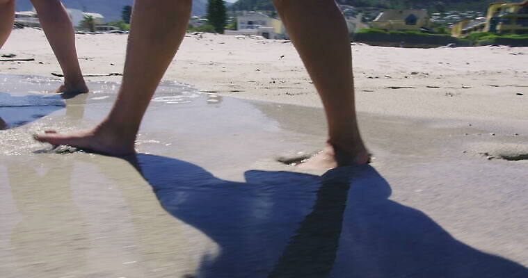 백인 여자 모래 여행 관계 맨발 아프리카 성인 야외 두명 30대 빛 햇빛 걷기 우정 젖음 수분 남아프리카 벌거벗은 케이프타운 혼혈 4K MOV 해외동영상 클립영상 서양인 나라 모션 발 사람 장년 친구 태양 다문화 동영상 남아프리카공화국 파일형식