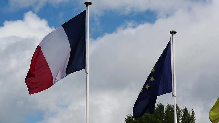 배너 유럽 하늘 바람 사람없음 자유 프랑스 깃발 선거 심볼 깃대 프랑스어 삼색 유럽연합 전국 통일 4K MP4 해외동영상 클립영상 자연요소 문자 나라 컨셉 날씨 민주주의 동영상 파일형식