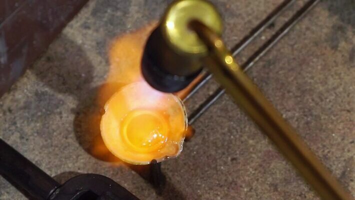 직업 디자인 산업 장신구 탁자 불 노동자 기술 사람없음 노란색 금속 장비 도구 공구 반지 작업 뜨거움 작업실 황금 고급 제조 은색 상품 보석 버너 만들기 난방 공예가 대장장이 백금 솜씨 핸드메이드 화상 MOV 해외동영상 클립영상 자연요소 컬러 가구 컨셉 모션 재질 상처 광석 동영상 파일형식