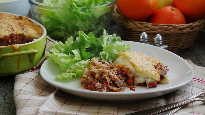 전통 접시 음식 채소 감자 파슬리 육류 요리 사람없음 식사 저녁식사 소고기 시골 굽기 시골집 프랑스어 점심식사 그라탱 다진 캐서롤 핸드메이드 4K MP4 해외동영상 클립영상 문자 식기 식재료 주택 서양음식 용기_그릇 구이 동영상 파일형식