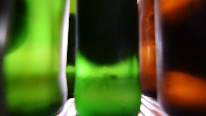 1 라이프스타일 남자 음료 태국 유리 선반 주택 맥주 주류 실내 한명 사람 성인 가로 초록색 주방 얼음 기계 추위 마시기 알코올 신선 잡기 바 오픈 액체 시원함 상쾌 냉장고 중독 냉각기 냉동고 해로움 MOV 해외동영상 클립영상 자연요소 감정 아시아 컬러 가구 컨셉 모션 재질 내부 건물 생활 가전제품 동영상 파일형식