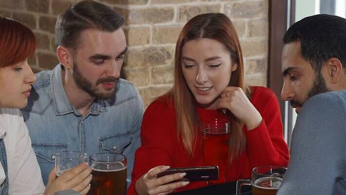 라이프스타일 여자 음료 인터넷 통신 유리 모바일 맥주 함께함 실내 여러명 친구 스마트폰 핸드폰 파티 디지털 식당 저녁식사 우정 카페 알코올 도시 바 그룹 어플리케이션 연결 계산대 무선전화기 고객 스마트 점심식사 소셜미디어 4K MOV 해외동영상 클립영상 다수 컨셉 관계 재질 주류 사람 이벤트 내부 생활 전자제품 스마트기기 상점 식사 전화기 동영상 파일형식