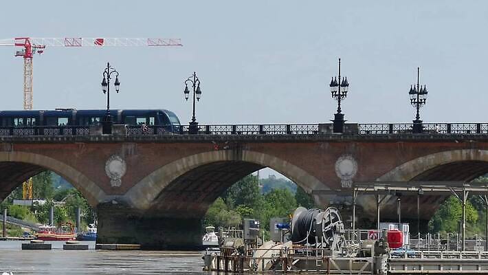 유럽 여행 건축양식 하늘 풍경 사람없음 건물 강 도시풍경 프랑스 바위 도시 역사 전차 장면 랜드마크 선로 옛날 MOV 해외동영상 클립영상 건축물 건축 나라 육상교통 대중교통 돌_바위 동영상 파일형식