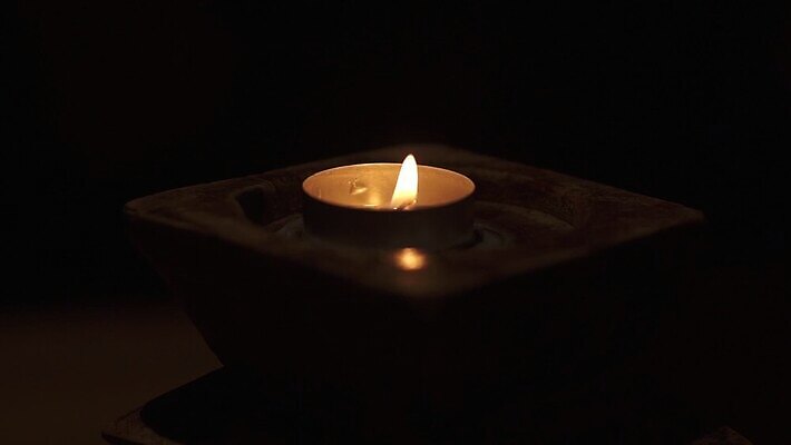 1 전통 디자인 종교 문화 컬러 백그라운드 컨셉 불 추상 사람없음 빛 반짝임 노란색 평화 검은색 어둠 희망 화목 수확 골동품 기도 뜨거움 영혼 닫기 야간 불기 심볼 촛대 보케 신성 광 그런지 보유 블러 숭배 신앙심 심지 왁스 MOV 해외동영상 클립영상 자연요소 감정 무늬 농업 모션 동영상 파일형식