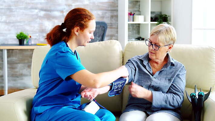직업 여자 행복 청진기 노동자 주택 건강 사람 앉기 사람없음 내부 소파 약 건강관리 고통 시험 환자 간호사 의사 기구 업무 도움 혈액 맥박 은퇴 간호 측정 확인 방문 돌봄 압력 옛날 헬프 4K MOV 해외동영상 클립영상 교육 감정 컨셉 의자 의학 의료기기 모션 관리 건물 의료진 작업 동영상 파일형식