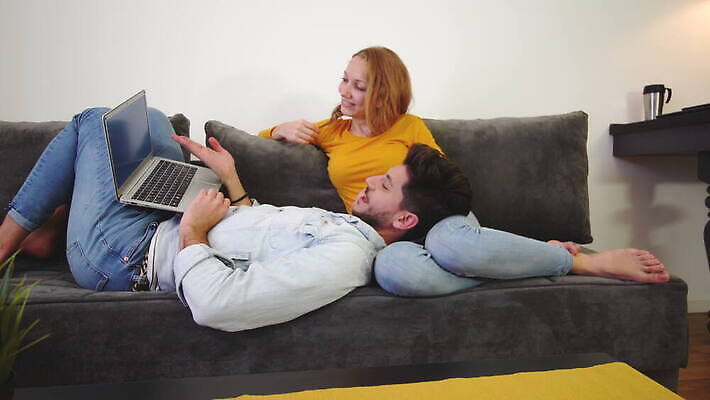 백인 라이프스타일 커플 여자 남자 행복 결혼 2 거실 관계 포옹 아파트 주택 함께함 실내 대화 사랑 미소 사람 소년 성인 두명 친구 노트북 소파 방 플랫 무릎 리빙 거짓말 4K MOV 해외동영상 클립영상 서양인 감정 어린이 컨셉 의자 안기 표정 말하기 이벤트 내부 건물 생활 신체부위 전자제품 동영상 파일형식