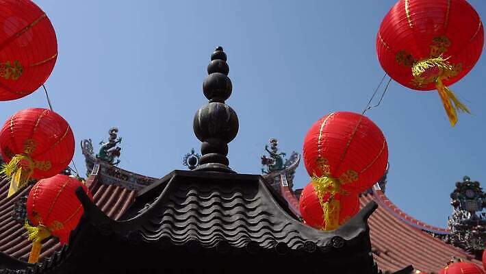 전통 디자인 종교 문화 컬러 백그라운드 건축양식 지붕 휴가 기념 매달리기 동양인 이벤트 사람없음 야외 장식 가로 빨간색 축제 중국 기도 등불 축하 사찰 심볼 동쪽 춘절 4K MOV 해외동영상 클립영상 명절 건축 아시아 컨셉 종교건축 모션 조명 인종 방향 중국전통 동영상 파일형식