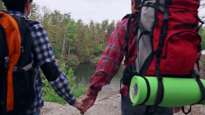나무 라이프스타일 커플 남자 호수 여행 2 배낭 관계 휴가 산 사랑 사람 두명 목재 초록색 물 친구 여행객 걷기 손잡기 봄 우정 등산 트래킹 낭만 숲 내추럴 백패커 산악가 하이커 4K MOV 해외동영상 클립영상 자연요소 식물 계절 감정 컬러 컨셉 가방 재료 모션 레저 생활 동영상 파일형식