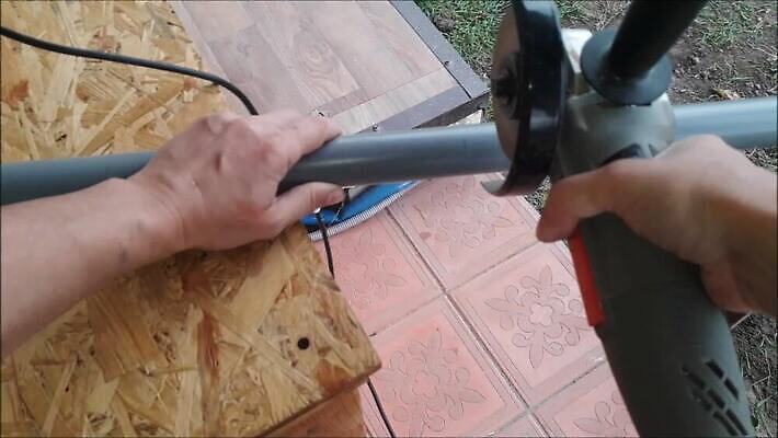 손 산업 모션 건설업 야외 장비 업무 작업장 땅 자르기 시멘트 그라인더 작업도구 튜브 배수구 수도교 콘크리트 하수 성인만 MP4 해외동영상 클립영상 신체부위 물 도구 다리_건축물 작업 동영상 커피용품 파일형식