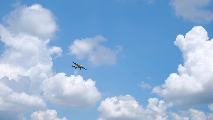 구름 백그라운드 하늘 비행기 사람없음 빛 금속 화물 역사 항공 군용 프로펠러 대패 착륙 폭격기 4K MOV 해외동영상 클립영상 자연요소 무기 항공교통 재질 대중교통 군대 운송업 동영상 파일형식