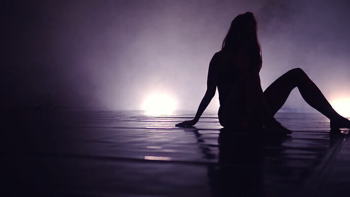 백인 구름 모델 라이프스타일 여자 실루엣 스포츠 포즈 신체 추상 갈색머리 실내 건강 미술 성인 운동 숫자 섹시 파티 유행 검은색 어둠 댄서 안개 춤 뜨거움 연기 속옷 수증기 유혹 유연 날씬함 체조선수 열정 먼지 체조 공상 곡예사 환상 4K MOV 해외동영상 클립영상 자연요소 서양인 직업 문자 헤어스타일 옷 감정 컬러 컨셉 무늬 날씨 문화예술 운동선수 촬영기법 사람 이벤트 내부 생활 몸매 동영상 파일형식