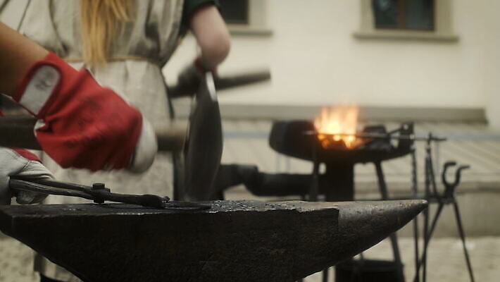 여자 유럽 불 사람없음 성형수술 망치 철 러시아 청동 파운드 대장장이 리투아니아 소비에트 철강 4K MOV 해외동영상 클립영상 자연요소 나라 돈 사람 공구 수술 동영상 파일형식