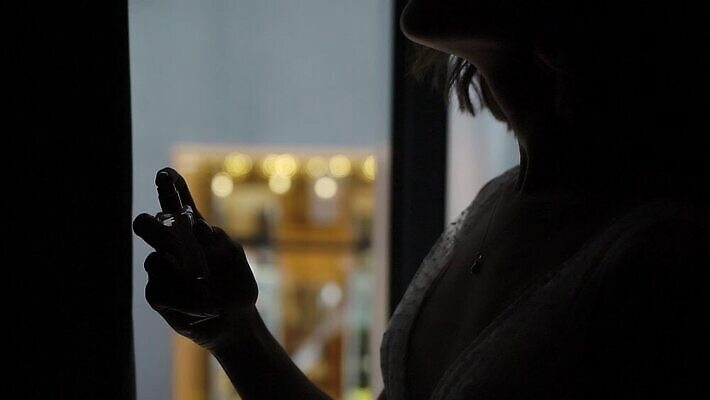 백인 손 결혼 비즈니스 결혼식 사람 성인 물 유행 기쁨 신선 비즈니스맨 고급 우아함 선택 고객 향수 향기 냄새 아로마 분무기 향 악취 데오드란트 돌봄 에어로졸 쾰른 세련 신청 MOV 해외동영상 클립영상 자연요소 서양인 남자 감정 컨셉 모션 독일 이벤트 신체부위 화장품 직장인 동영상 파일형식