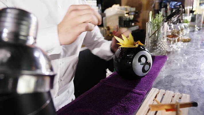 직업 라이프스타일 손 남자 음료 비즈니스 유리 주류 사람 물 파티 식당 얼음 알코올 업무 칵테일 바 붓기 우아함 야간 계산대 클럽 준비 만들기 바텐더 보드카 섞기 토닉 유흥 셰이커 4K MOV 해외동영상 클립영상 자연요소 컨셉 모션 재질 이벤트 생활 신체부위 상점 작업 동영상 파일형식