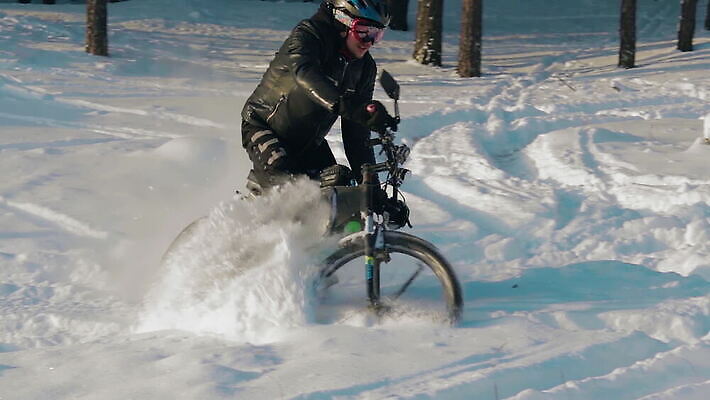 남자 스포츠 겨울 모션 한명 야외 자전거 힘 운전 에너지 오토바이 승차 숲 헬멧 모터 라이더 바이크레이서 바이킹 베터리 산악자전거 MOV 해외동영상 슬로모션 클립영상 1 계절 촬영기법 사람 바이크 보호장비 동영상 파일형식