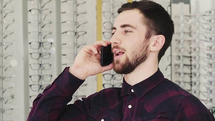 안경 비즈니스 통신 프레임 건강 한명 사람 스마트폰 쇼핑 유행 판매 세일 상점 구매 수집 고객 시력 부름 소매 돌봄 신발장 검안사 4K MOV 해외동영상 클립영상 직업 1 잡화 모션 핸드폰 스마트기기 동영상 파일형식 안경사