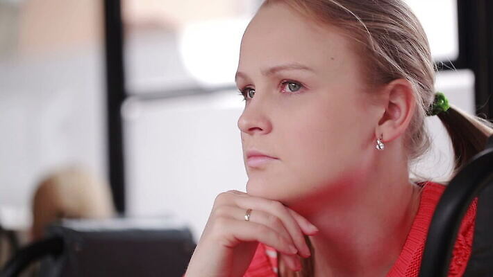 응시 여자 행복 유럽 여행 이동 아침 버스 사람 사람없음 여름 금발 신선 도시 티켓 승차 서비스 출퇴근 전차 승객 타운 그만 방법 선로 통근 MOV 해외동영상 클립영상 주간 헤어스타일 시선 계절 감정 나라 육상교통 컨셉 비즈니스 모션 대중교통 출근 동영상 파일형식