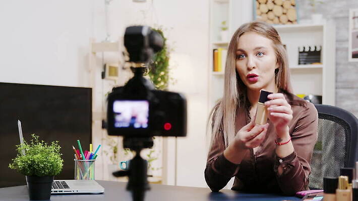 직업 라이프스타일 여자 얼굴 인터넷 비즈니스 주택 실내 미소 두명 뷰티 유행 카메라 디지털 촬영 웹 화장품 장비 정보 업무 네트워크 방송 온라인 동영상 블로거 블로그 소셜 생존 스타일 크리에이터 1인미디어 4K MOV 해외동영상 클립영상 표정 사람 내부 건물 생활 신체부위 전자제품 작업 파일형식