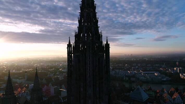 유럽 여행 겨울 하늘 독일 안테나 파노라마 사람없음 파란색 도시풍경 성당 교회 일출 맑음 도시 정상 스카이라인 남쪽 다뉴브강 대패 드론 조감도 바이에른 4K MOV 해외동영상 클립영상 계절 나라 컬러 통신 종교건축 날씨 촬영기법 풍경 노을 방향 동영상 파일형식