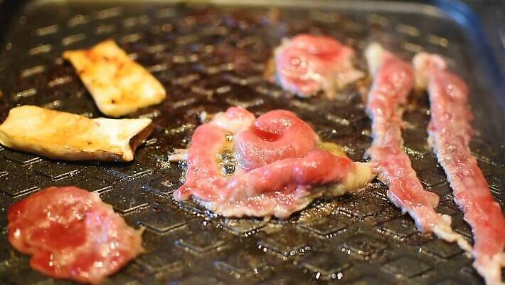 전통 접시 선 음식 조각 백그라운드 재료 한국 육류 돼지고기 요리 동양인 사람없음 파티 주방 일본 식사 저녁식사 침묵 소고기 흰색 신선 뜨거움 소 닫기 연기 그릴 바비큐 먹기 배고픔 준비 날것 슬라이스 대리석 깨 갈비뼈 등심 뷔페 맛있는 MOV 해외동영상 클립영상 식기 아시아 컬러 식재료 포유류 모션 주방용품 뼈 인종 이벤트 소리 조미료 동영상 파일형식